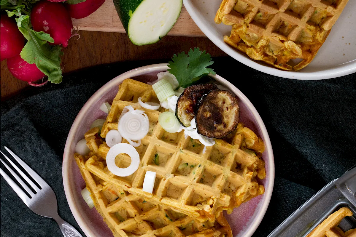 Diese herzhaften Waffeln sind au&szlig;en knusprig und innen wunderbar saftig &ndash; dank frisch geraspeltem Gem&uuml;se. Schnell gemacht, gesund und ideal zum Mitnehmen oder als leichte Mahlzeit mit Dip und Salat!