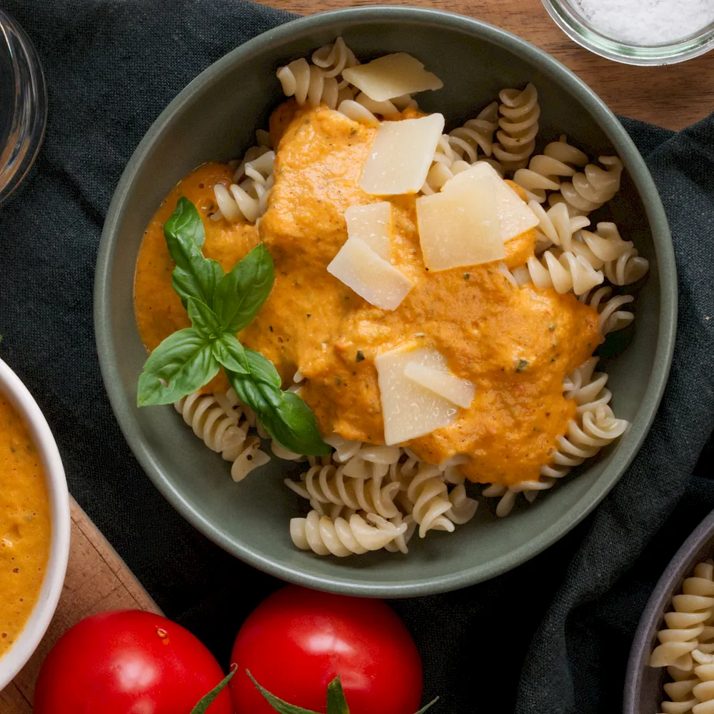 Ofen-Tomatensoße mit Frischkäse auf Spirellinudeln