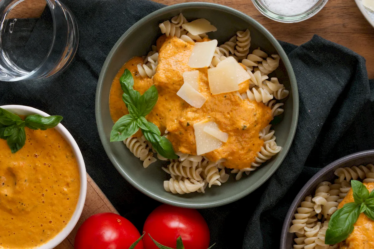 Ofen-Tomatensoße mit Frischkäse auf Spirellinudeln