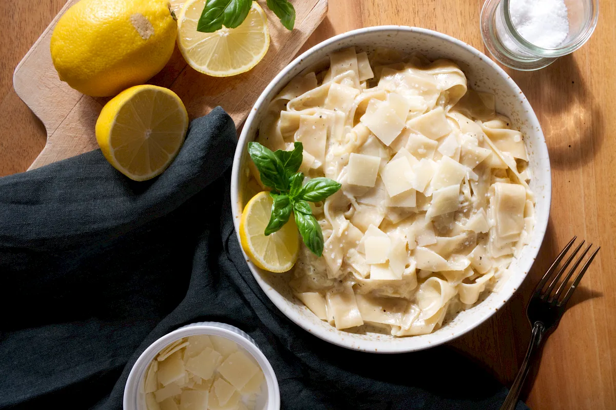 Frisch, cremig und voller Aroma – diese Zitronensoße bringt mediterranes Flair auf deinen Teller.