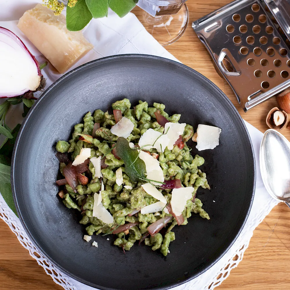 Grüne Spätzle mit Nuss-Zwiebel-Schmelze