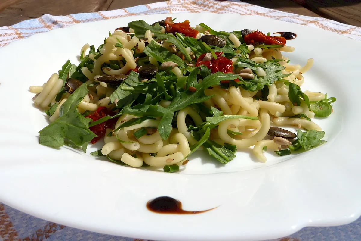 Vegetarischer Nudelsalat mit knackigen Kernen